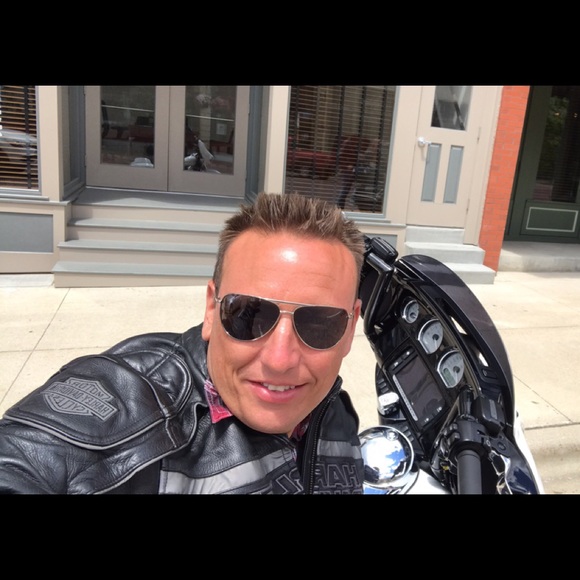 Profile Picture of Tim Schroeder (@timtschroeder) on Poshmark