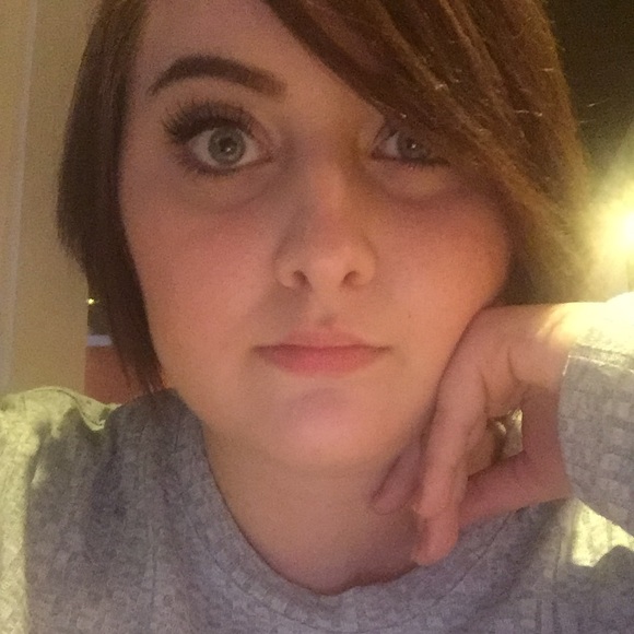 Profile Picture of Alexis Colford (@alexiscolford) on Poshmark
