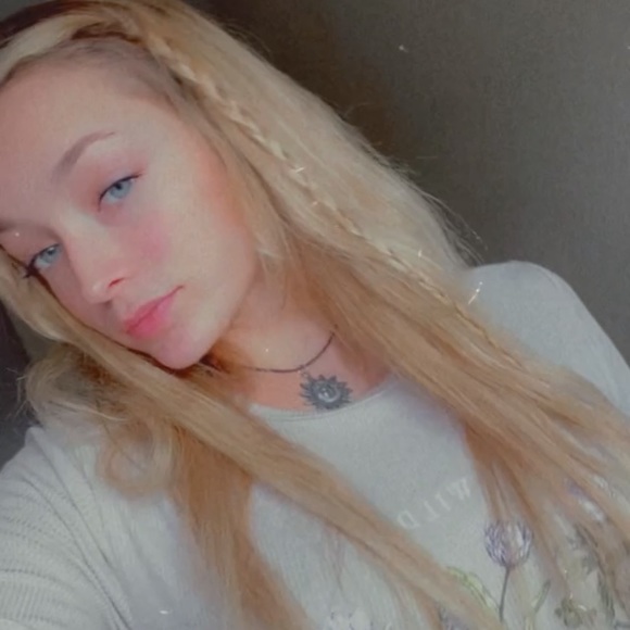 Profile Picture of Sierra Kapphahn (@sierrakapphahn) on Poshmark