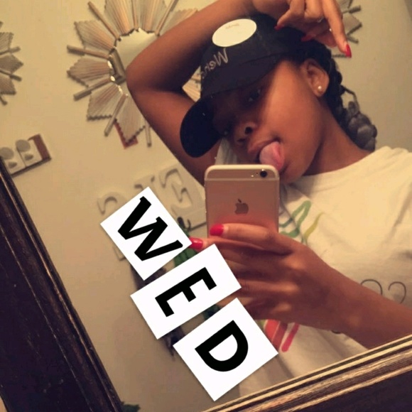 Profile Picture of Aaliyah Alexander (@aaaliyahhhh) on Poshmark