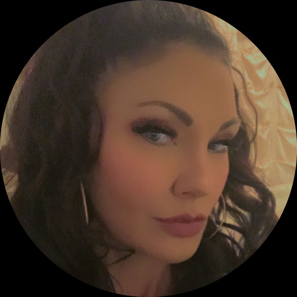 Profile Picture of Naomi White-marlitt (@la_belle_maison) on Poshmark