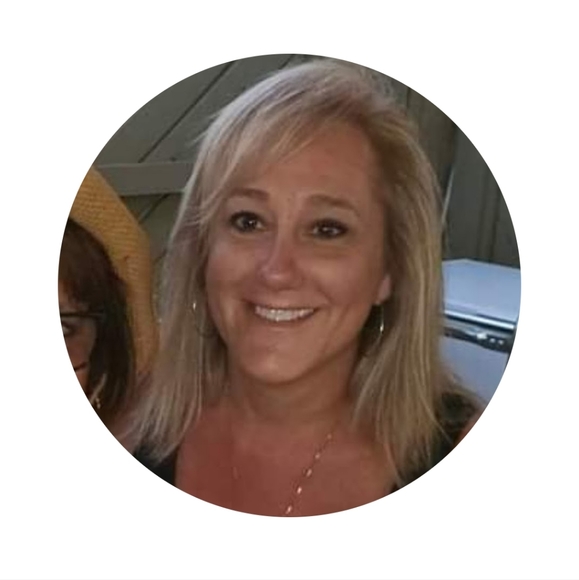 Profile Picture of Debrah Burns (@debrahburnz) on Poshmark