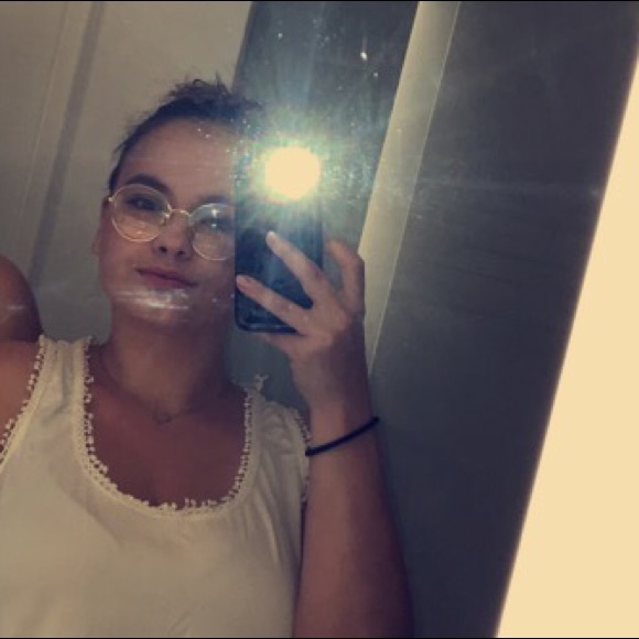 Profile Picture of Chloe Perren (@coolgirlz1) on Poshmark