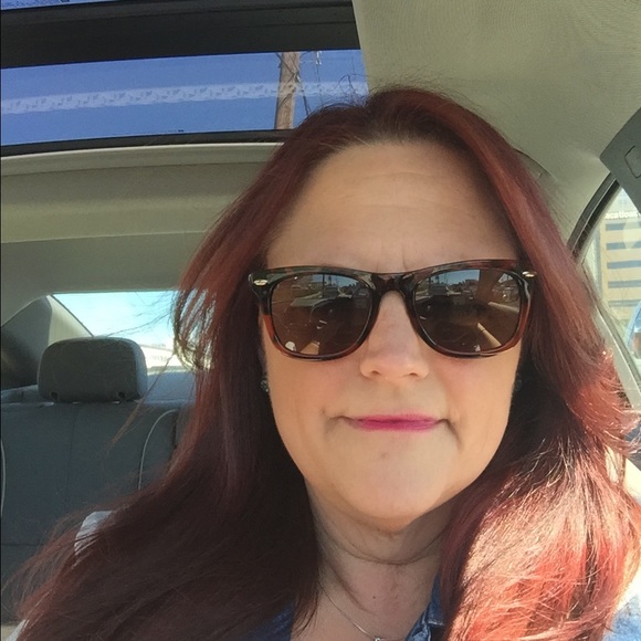 Profile Picture of Janet Davis (@jacklovesjmd) on Poshmark