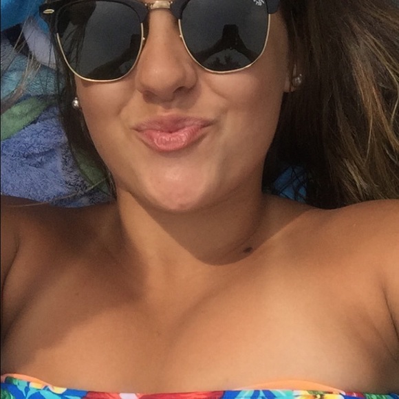 Profile Picture of Karissa Duponte (@karissaduponte_) on Poshmark