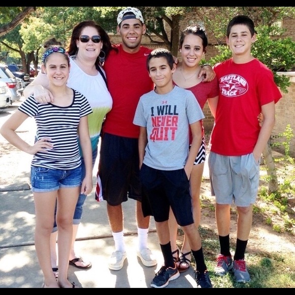 Profile Picture of Kim Moreno (@kimmoreno) on Poshmark