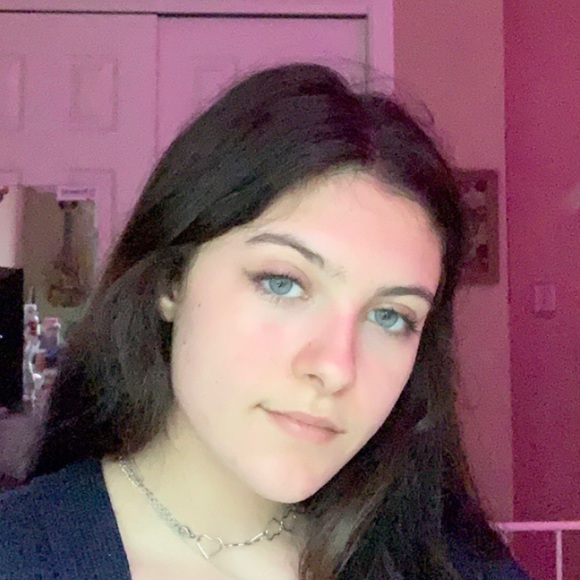 Profile Picture of Lily Becker (@lilykatbecker) on Poshmark
