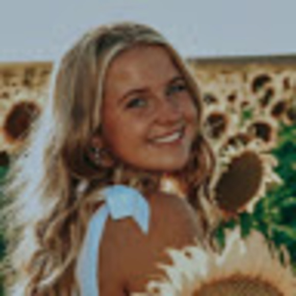 Profile Picture of Hannah Chabin (@hannahchabin) on Poshmark