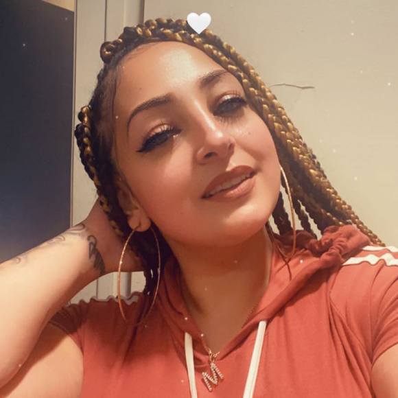Profile Picture of Arie Olachea (@arielleolachea) on Poshmark