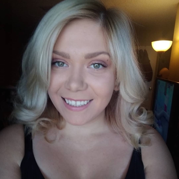 Profile Picture of Cinnamin Allweiss (@cinnamina) on Poshmark