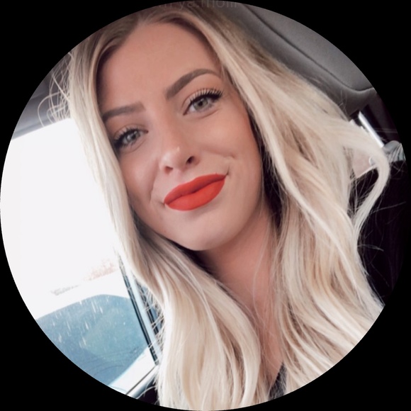 Profile Picture of Kiersten Schults (@kikischults) on Poshmark