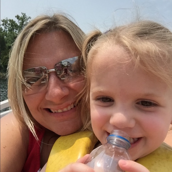 Profile Picture of Alicia Maschmeyer (@maschmeyer1) on Poshmark