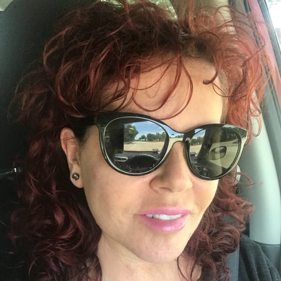 Profile Picture of Leontine Bailey (@wanderlustlelo) on Poshmark