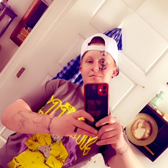 Profile Picture of Michelle Helfrich (@fulove4437) on Poshmark