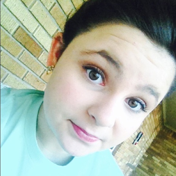 Profile Picture of Lillian Edwards (@lilly_03) on Poshmark