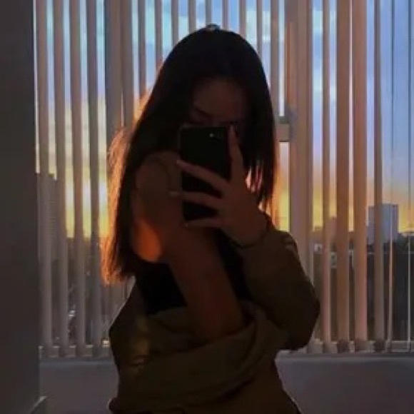 Profile Picture of Bella Opalewski (@bellajeano) on Poshmark