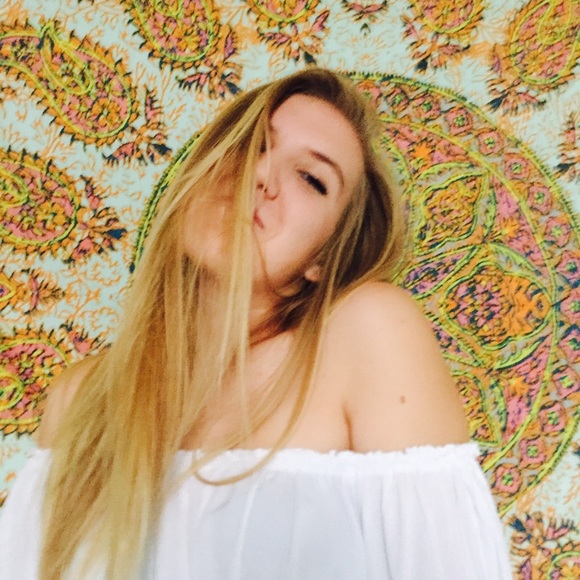 Profile Picture of Emily Stutts (@emilystutts) on Poshmark