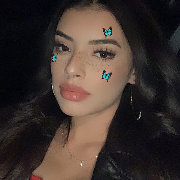 Profile Picture of Gabriella Urango (@gabriellaurango) on Poshmark