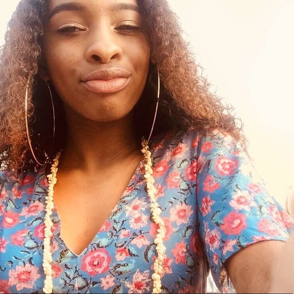 Profile Picture of Olivia Bledsoe (@thesimpleliv) on Poshmark