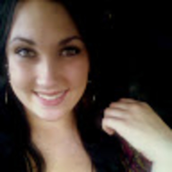 Profile Picture of Olivia Neddermeyer (@oneddermeyer) on Poshmark