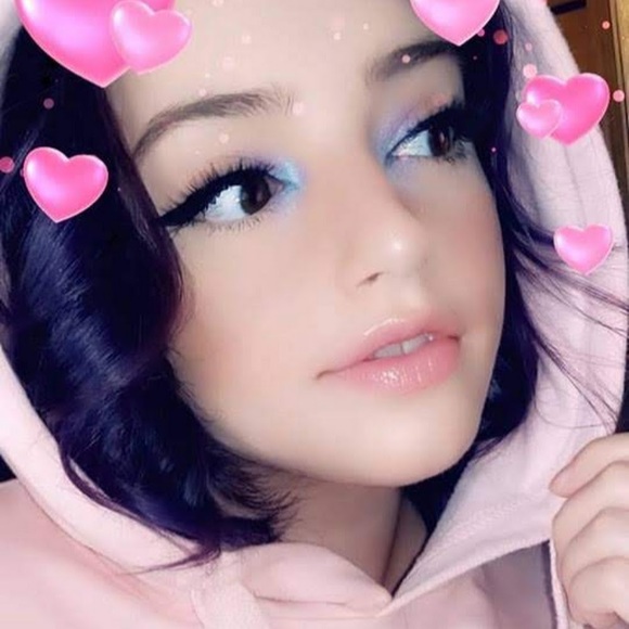 Profile Picture of Domenica Lucaj (@responsiblestu) on Poshmark