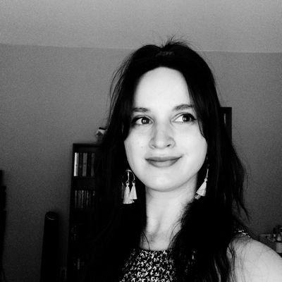 Profile Picture of a fancy vampire with benjamin button's (@SwehlaTessa) on Twitter