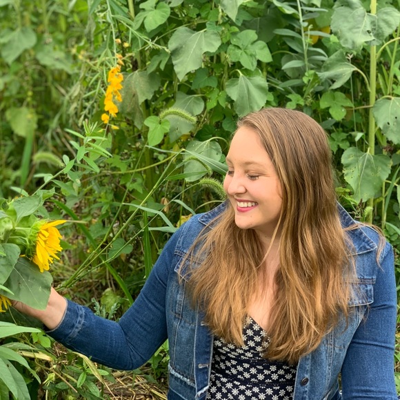 Profile Picture of Madison Schwab (@mschwab1124) on Poshmark