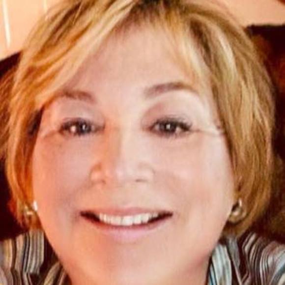 Profile Picture of Robin Seratt (@bowgal) on Poshmark