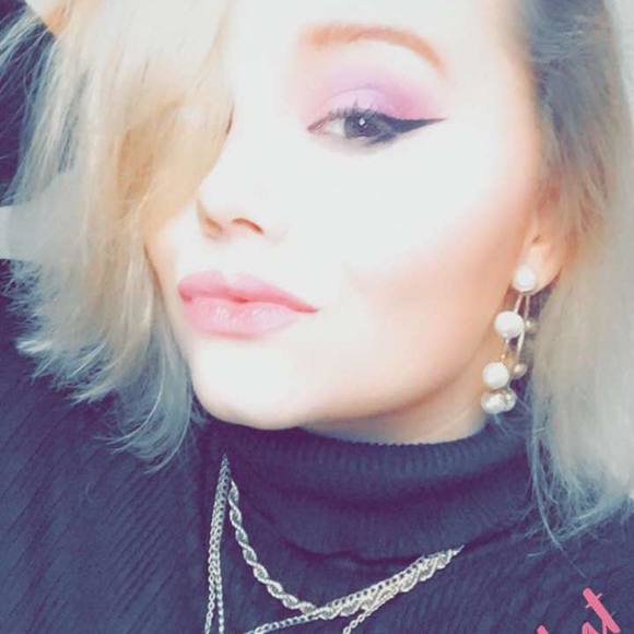 Profile Picture of Andrea Sharp (@andreasharp973) on Poshmark