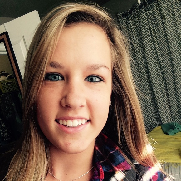 Profile Picture of Alana Calhoun (@aacbulldogs) on Poshmark
