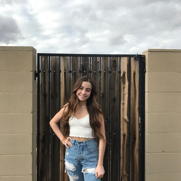 Profile Picture of Ella Ardizzone (@corrinal) on Poshmark