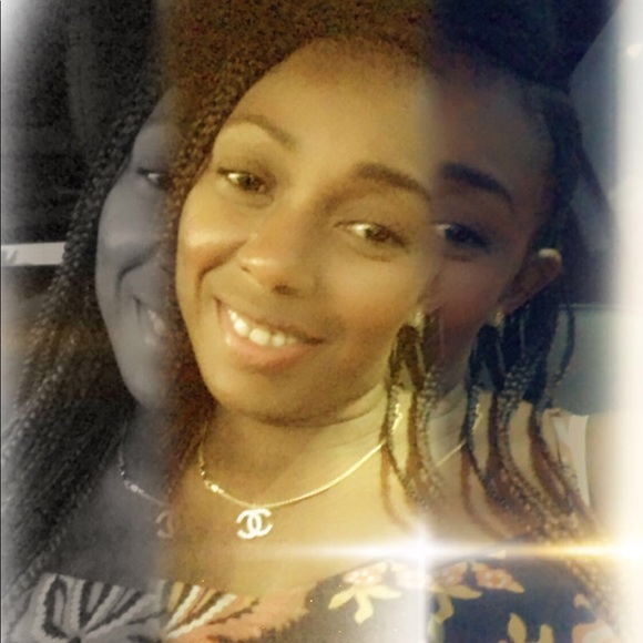 Profile Picture of Danielle Gantt (@doingmegood) on Poshmark