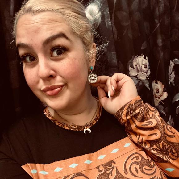 Profile Picture of Amanda Chambers (@3neveralone3) on Poshmark