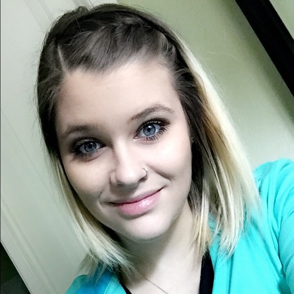 Profile Picture of Danielle Voyles (@danielleev412) on Poshmark