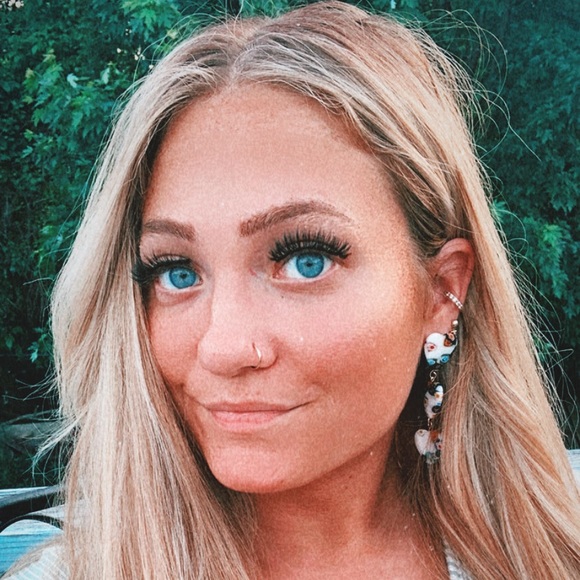 Profile Picture of Jenna Burr (@jennab72) on Poshmark