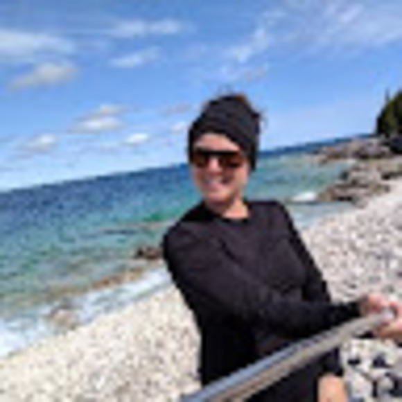 Profile Picture of Angélie Huchette (@ahuchette) on Poshmark