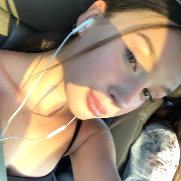 Profile Picture of Tiana Mathewson (@tianamathewson) on Poshmark