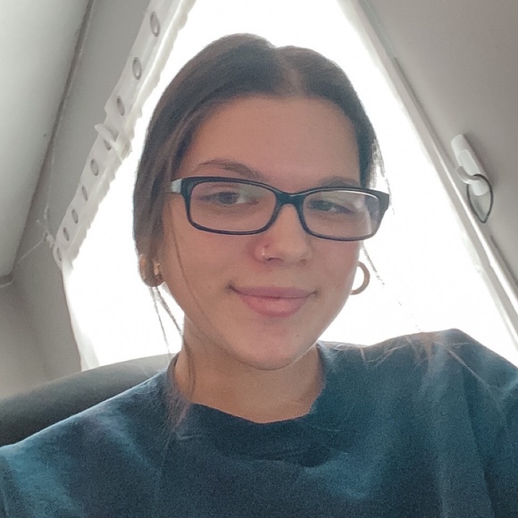 Profile Picture of Hannah Claxton (@hclaxton00) on Poshmark