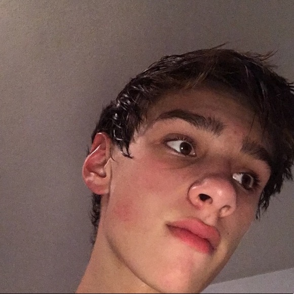 Profile Picture of Hunterhunter Henson (@hunterhenson03) on Poshmark