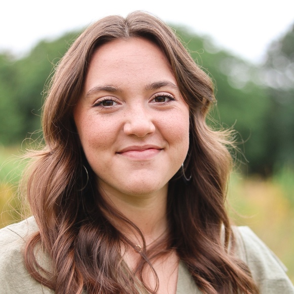 Profile Picture of Lara Henry (@larahenry409) on Poshmark