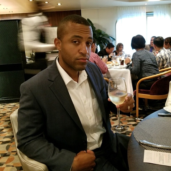 Profile Picture of Mike Leon (@mklawry) on Poshmark
