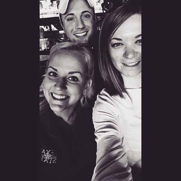 Profile Picture of Kelsie Farmer (@kelsierie) on Poshmark