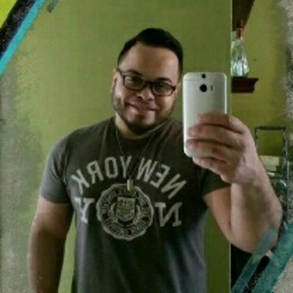 Profile Picture of Alex Valentin (@alervaler) on Poshmark
