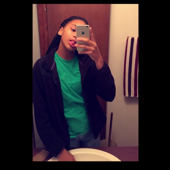 Profile Picture of Gabby Worley (@qveengabby) on Poshmark