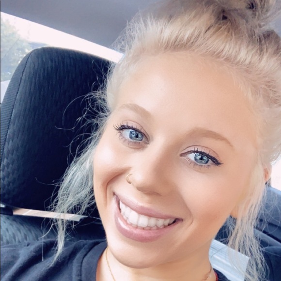 Profile Picture of Chloe Kirson (@chloekirson15) on Poshmark