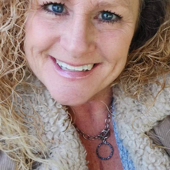 Profile Picture of Kelly Fore (@kellyslove) on Poshmark