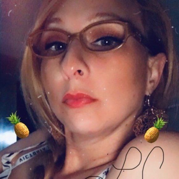 Profile Picture of Lindsay Cossman (@lindsaycossman) on Poshmark