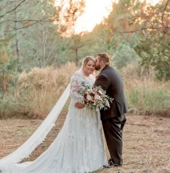 Profile Picture of Laura Molchan (@lauraannhilton) on Poshmark