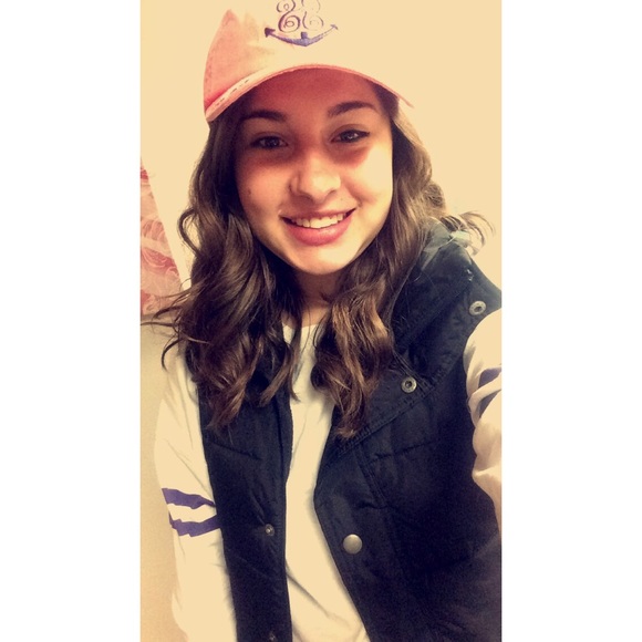 Profile Picture of Jessica Hennessey (@jessica_hnicole) on Poshmark