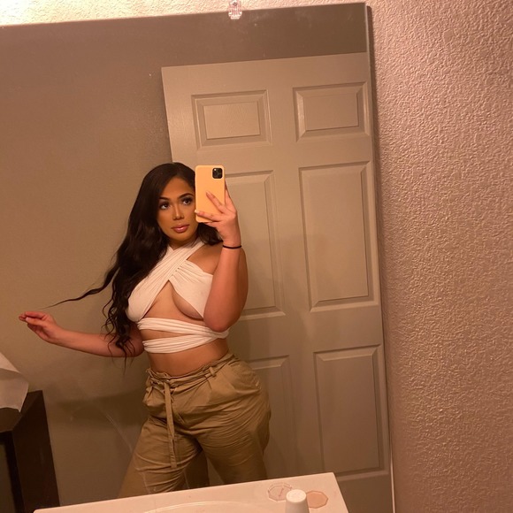 Profile Picture of Lizeth Corona (@lcoron) on Poshmark